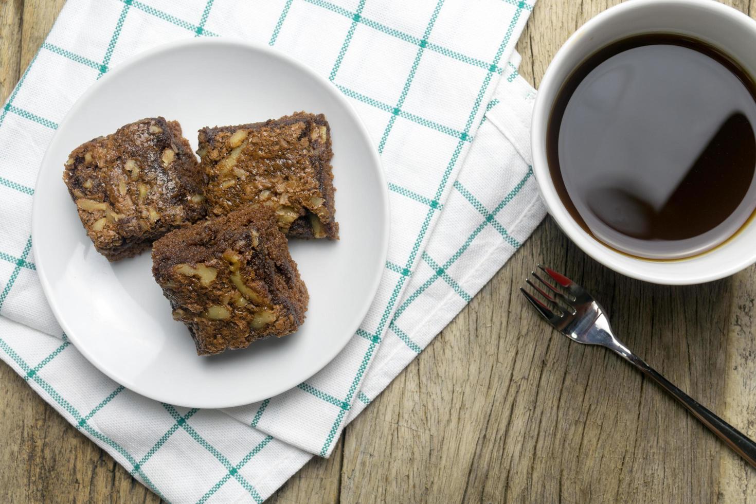 pastel de brownie de chocolate en una mesa de madera foto