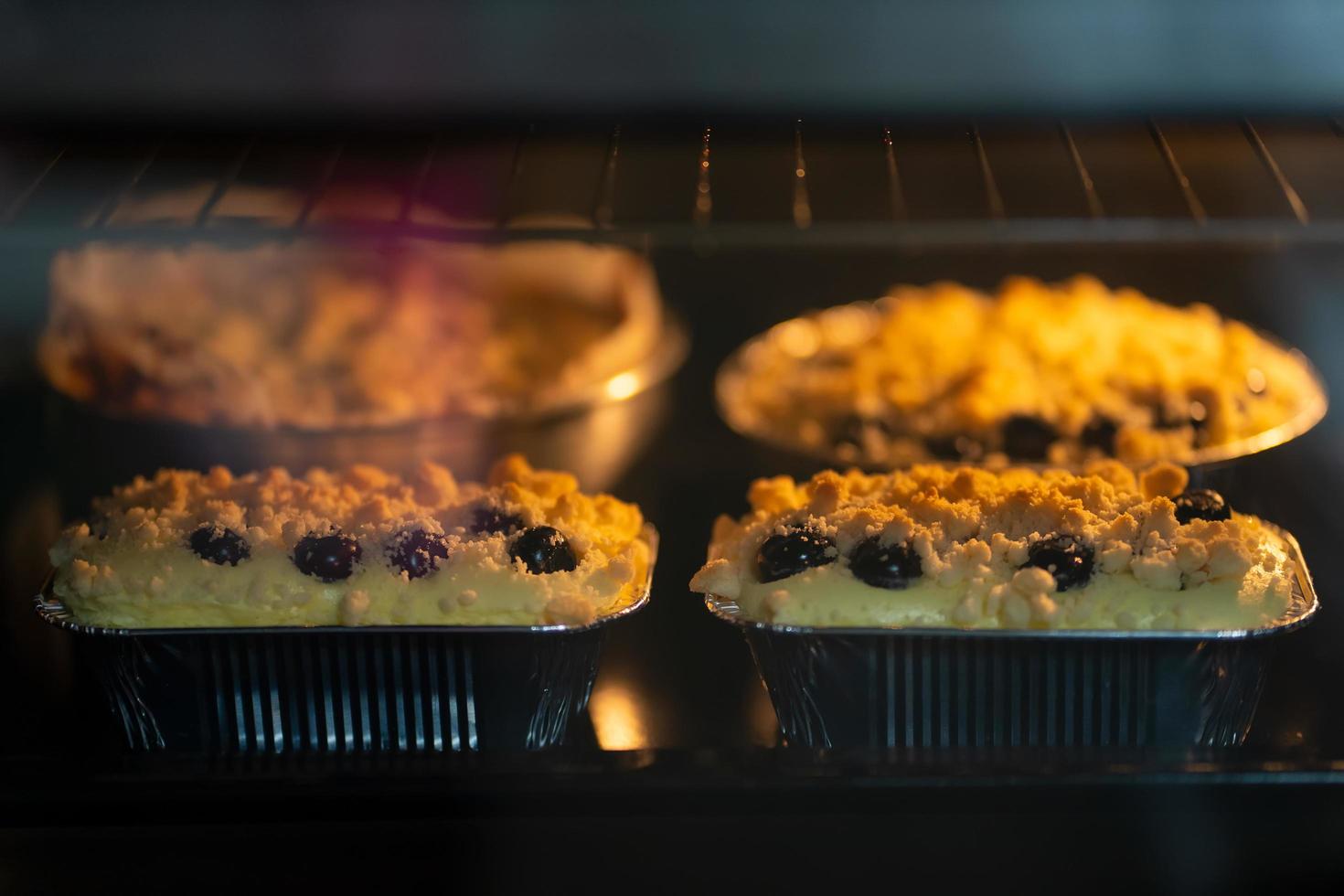 pastel de gasa recién en bandejas para hornear en el horno. horneado casero, enfoque selectivo foto