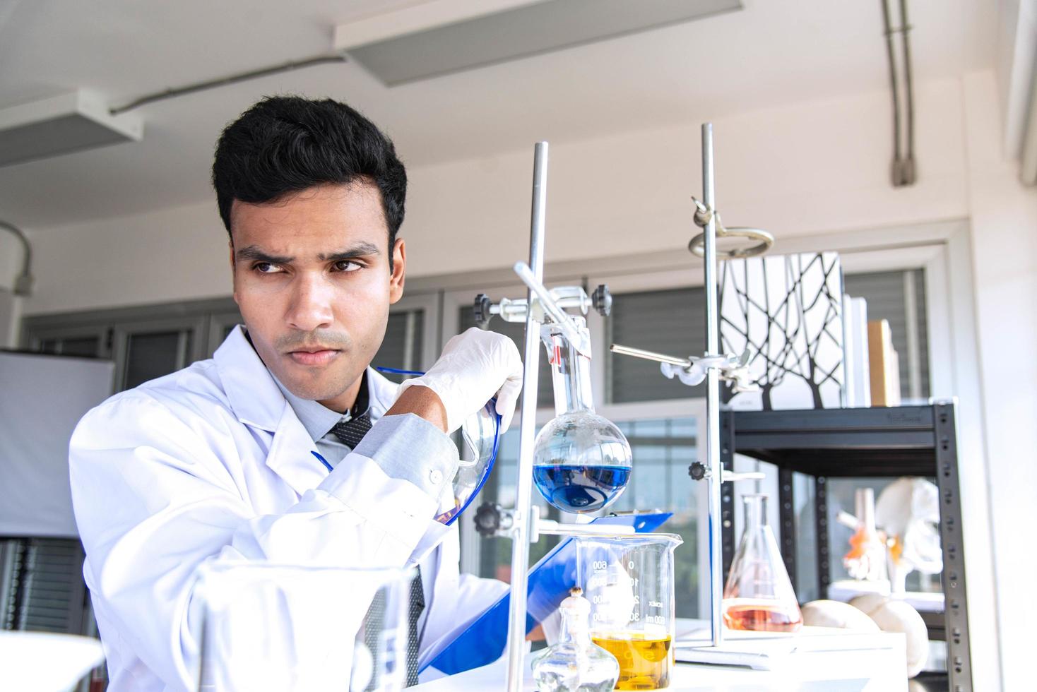 jóvenes científicos o investigadores que realizan investigaciones químicas en laboratorio. científico que descubre un nuevo fármaco o vacuna. foto