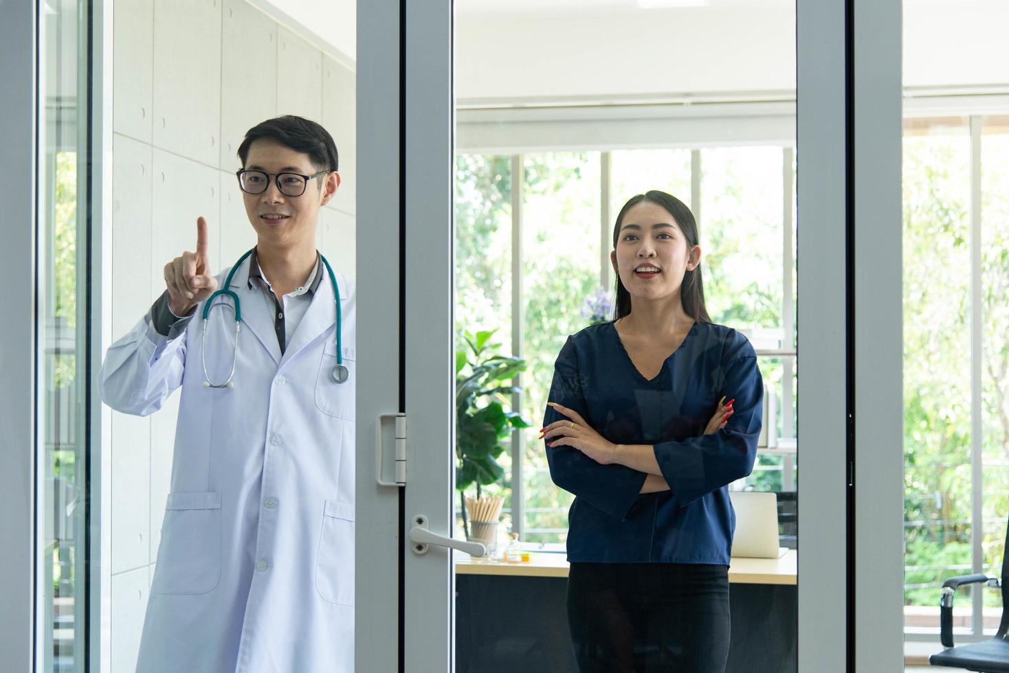 concepto de salud mental. el médico asiático alentó a la joven y hermosa paciente. paciente que se siente feliz después de recibir consejos de un psicólogo. foto