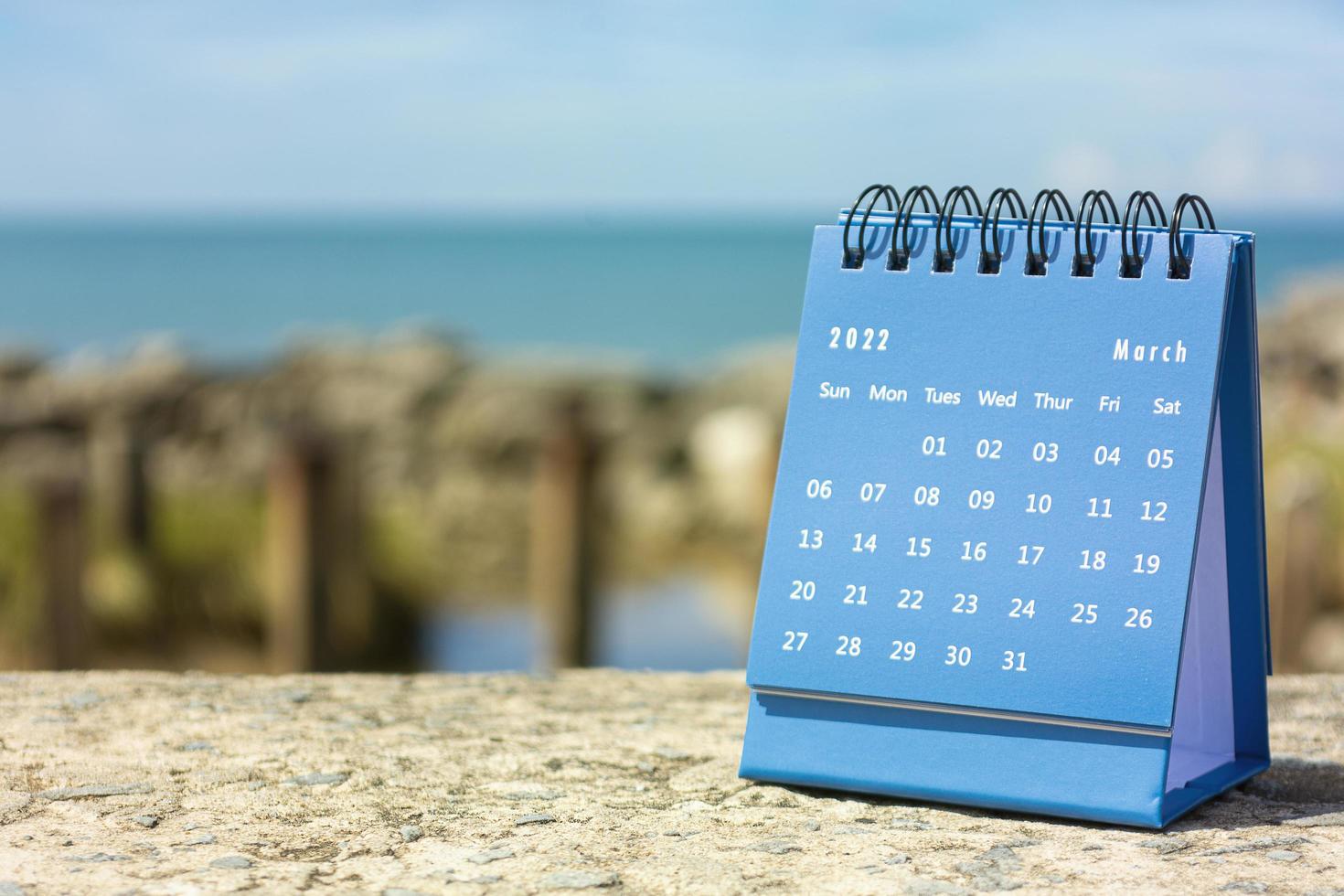 calendario azul de marzo de 2022 sobre fondo borroso del océano azul foto