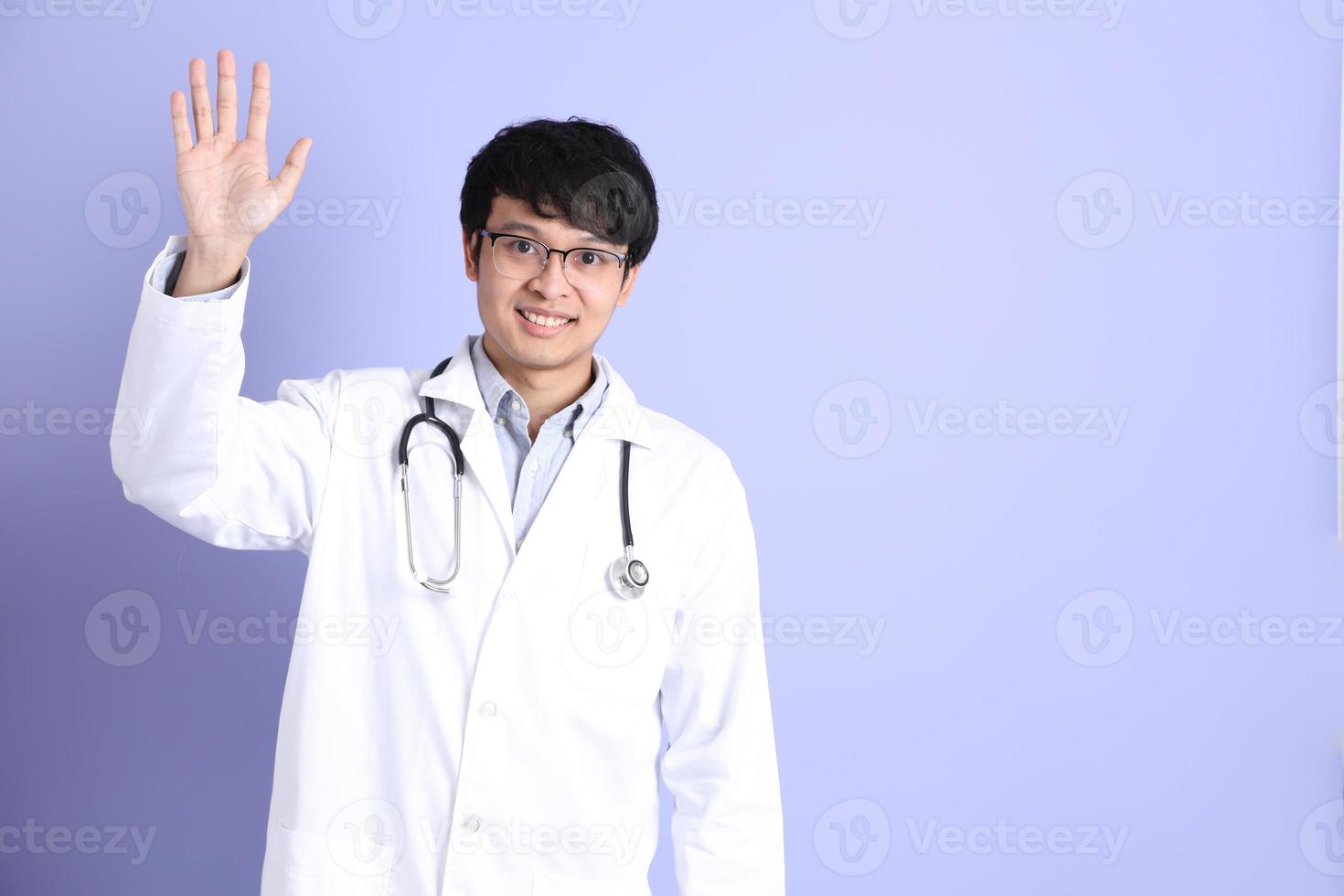 joven medico asiatico foto