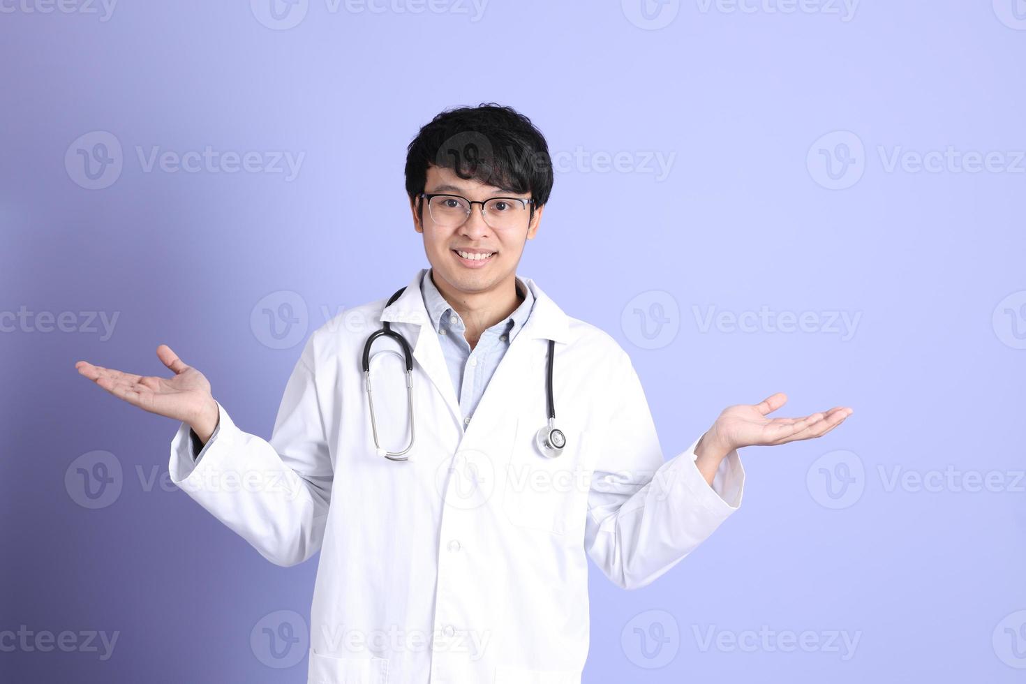 joven medico asiatico foto