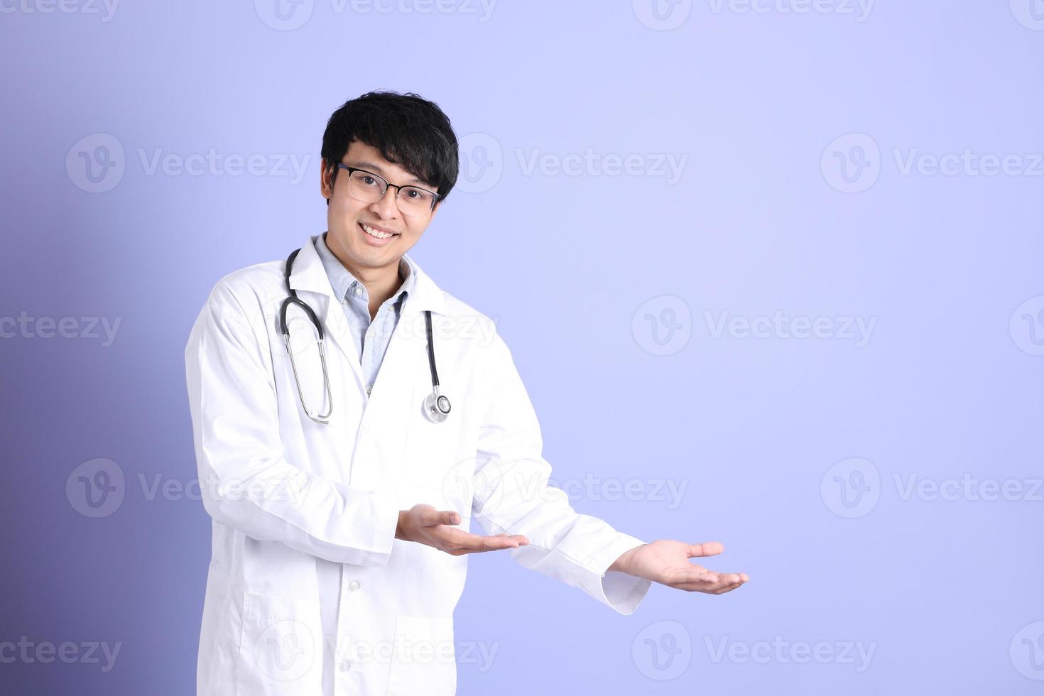 joven medico asiatico foto