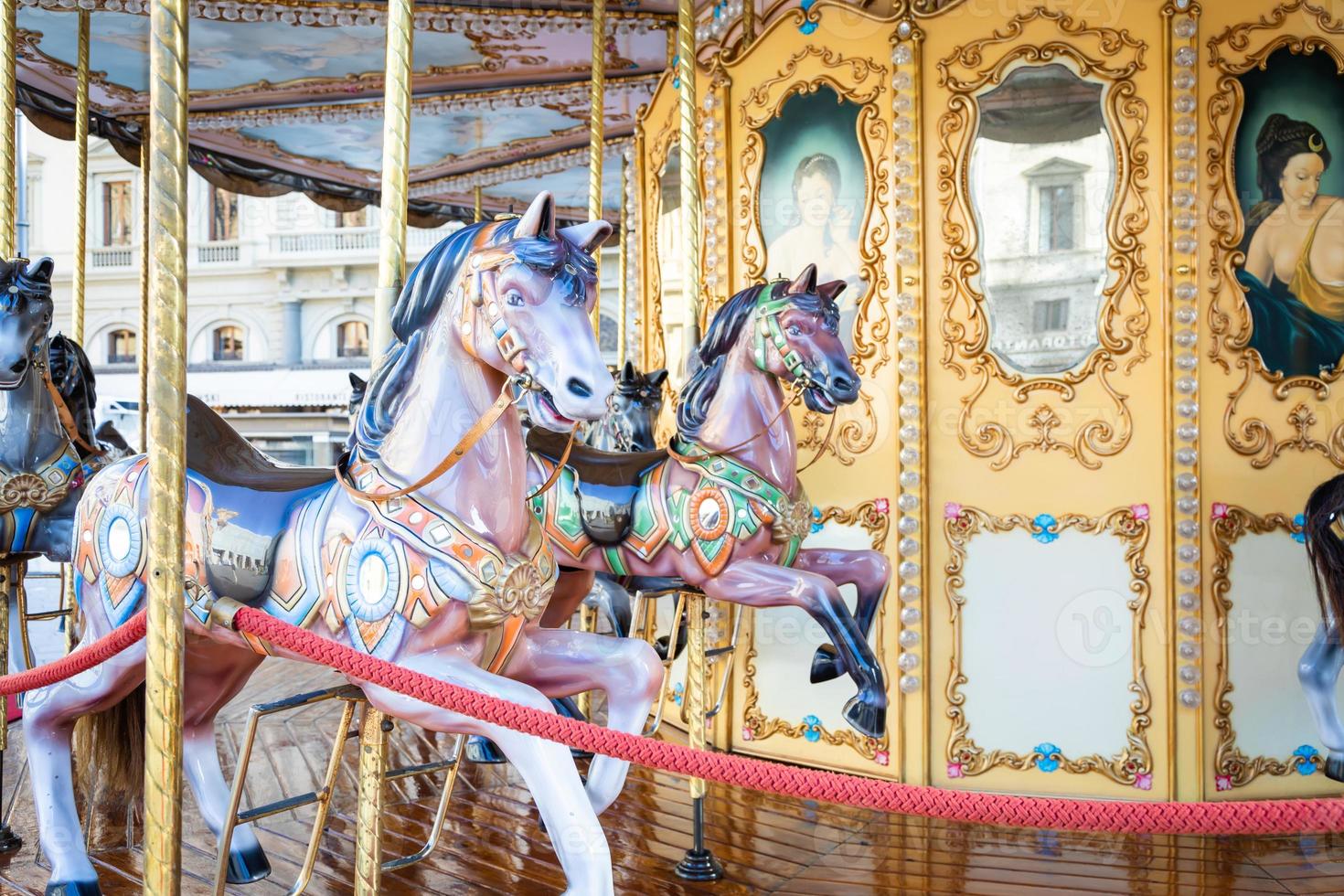 florencia, italia - alrededor de marzo de 2022 - caballo de carrusel vintage - atracción antigua. foto