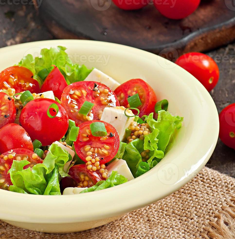 ensalada de tomate con lechuga, queso y mostaza y aderezo de ajo foto