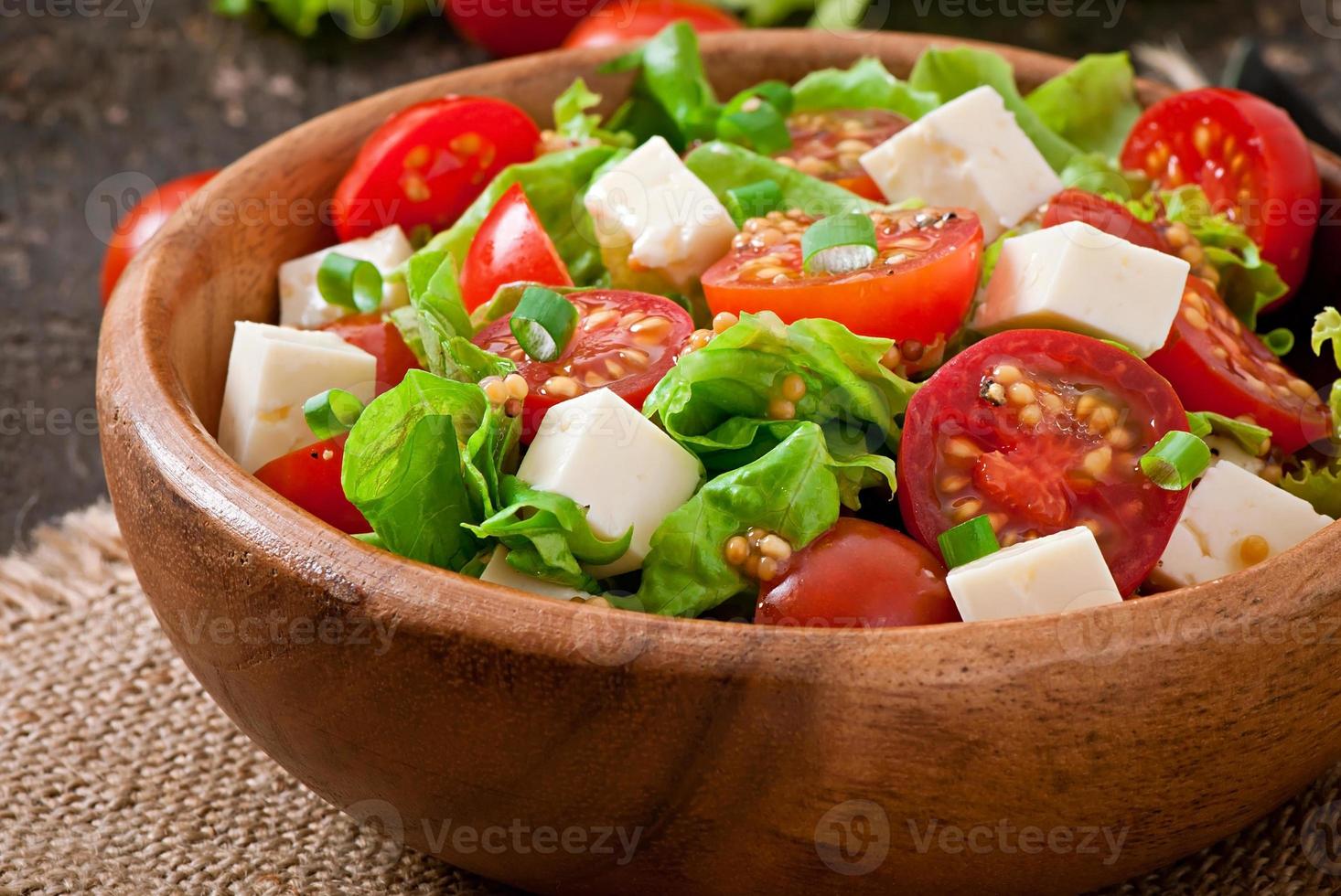 ensalada de tomate con lechuga, queso y mostaza y aderezo de ajo foto