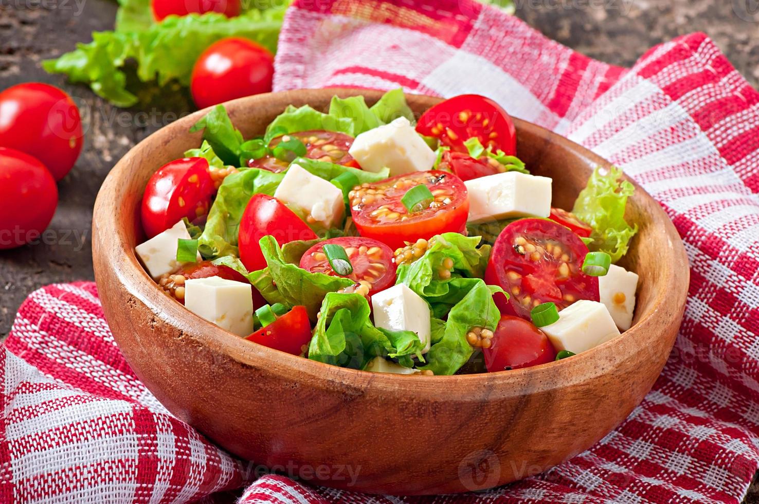 ensalada de tomate con lechuga, queso y mostaza y aderezo de ajo foto