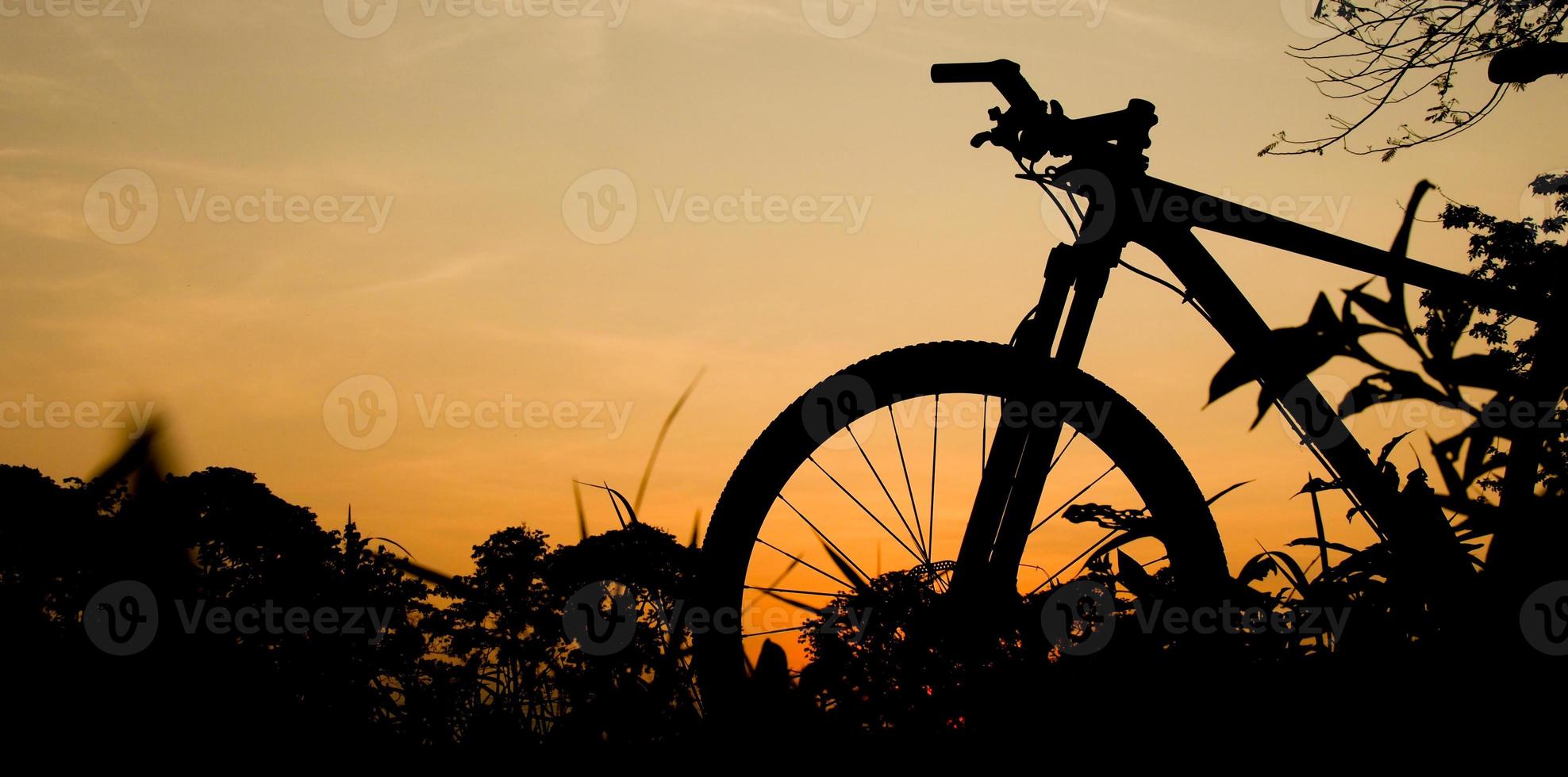 Silhouette of a mountain bike in the evening. fitness and adventure ideas photo