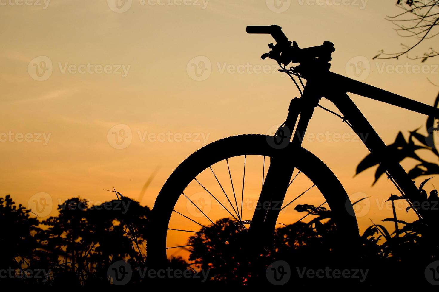 silueta de una bicicleta de montaña por la noche. ideas de fitness y aventura foto