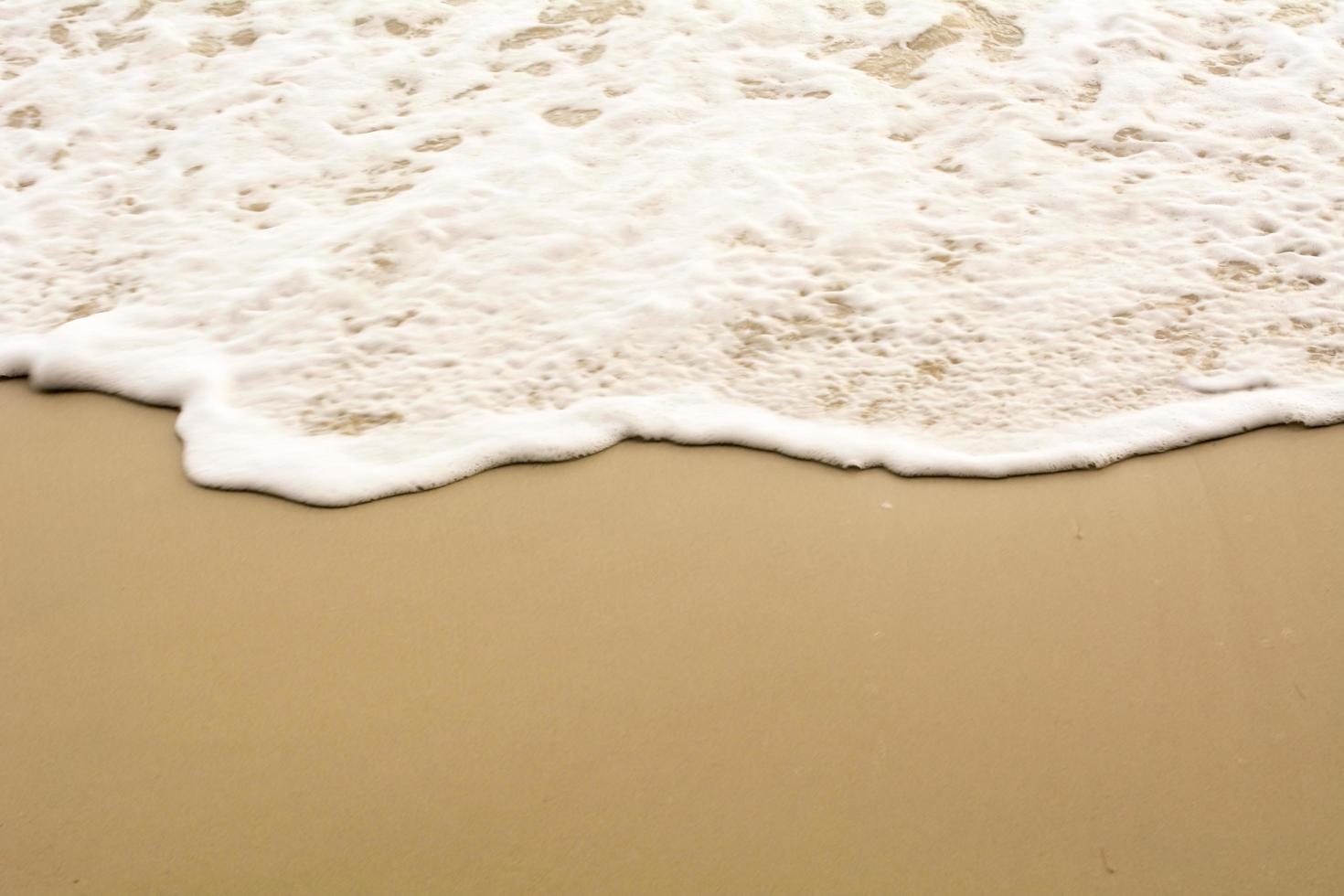 fondo de olas de mar en la arena de la playa foto