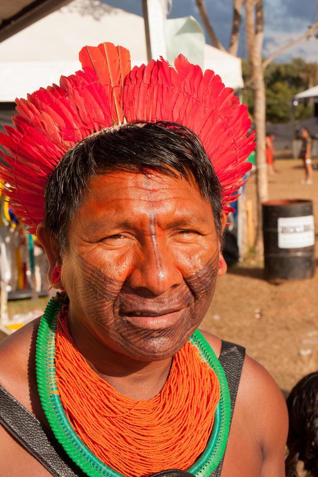 brasilia, df, brasil-12 de abril de 2022 indígenas nativos de todo brasil, descienden sobre brasilia, para el campamento anual de tierra libre o acampamento terra livre. foto
