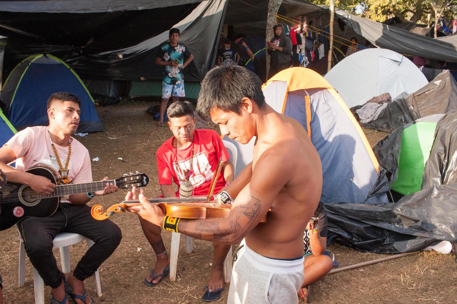 brasilia, df, brasil-12 de abril de 2022 indígenas nativos de todo brasil, descienden sobre brasilia, para el campamento anual de tierra libre o acampamento terra livre. foto