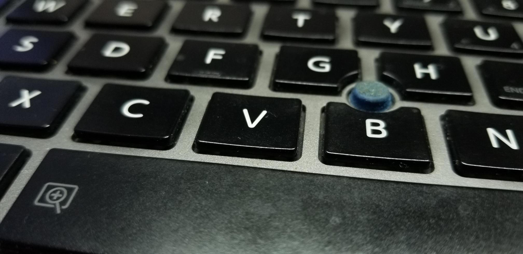 foto de súper primer plano del teclado del portátil