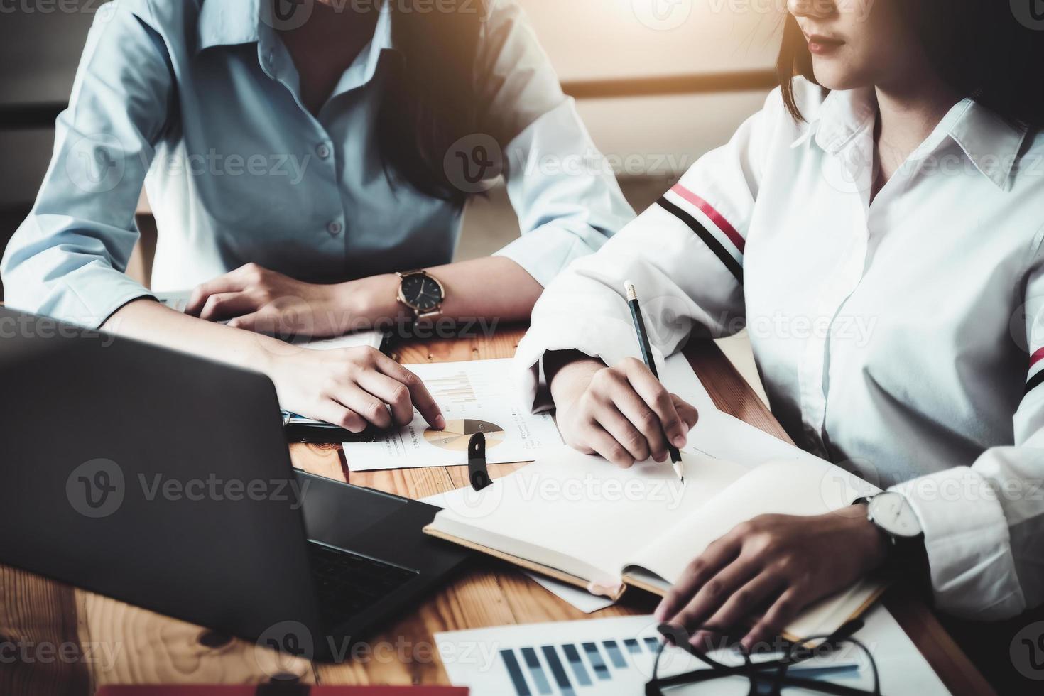 The company's consultants are taking notes at the meeting to make plans to develop the company's business recovery. photo