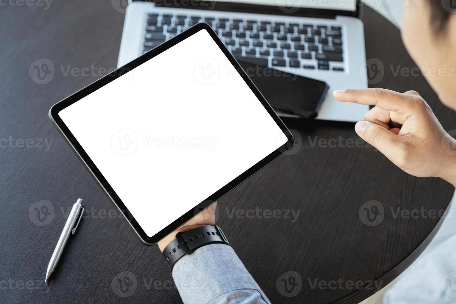 un hombre que sostiene una tableta con una pantalla en blanco en blanco. el espacio en blanco en la pantalla blanca se puede usar para escribir un mensaje o colocar una imagen. foto