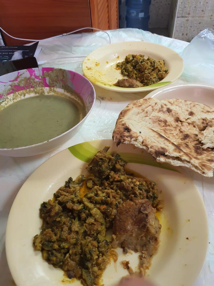 delicioso curry de cordero común paquistaní tradicional con pan roti vista pintoresca foto