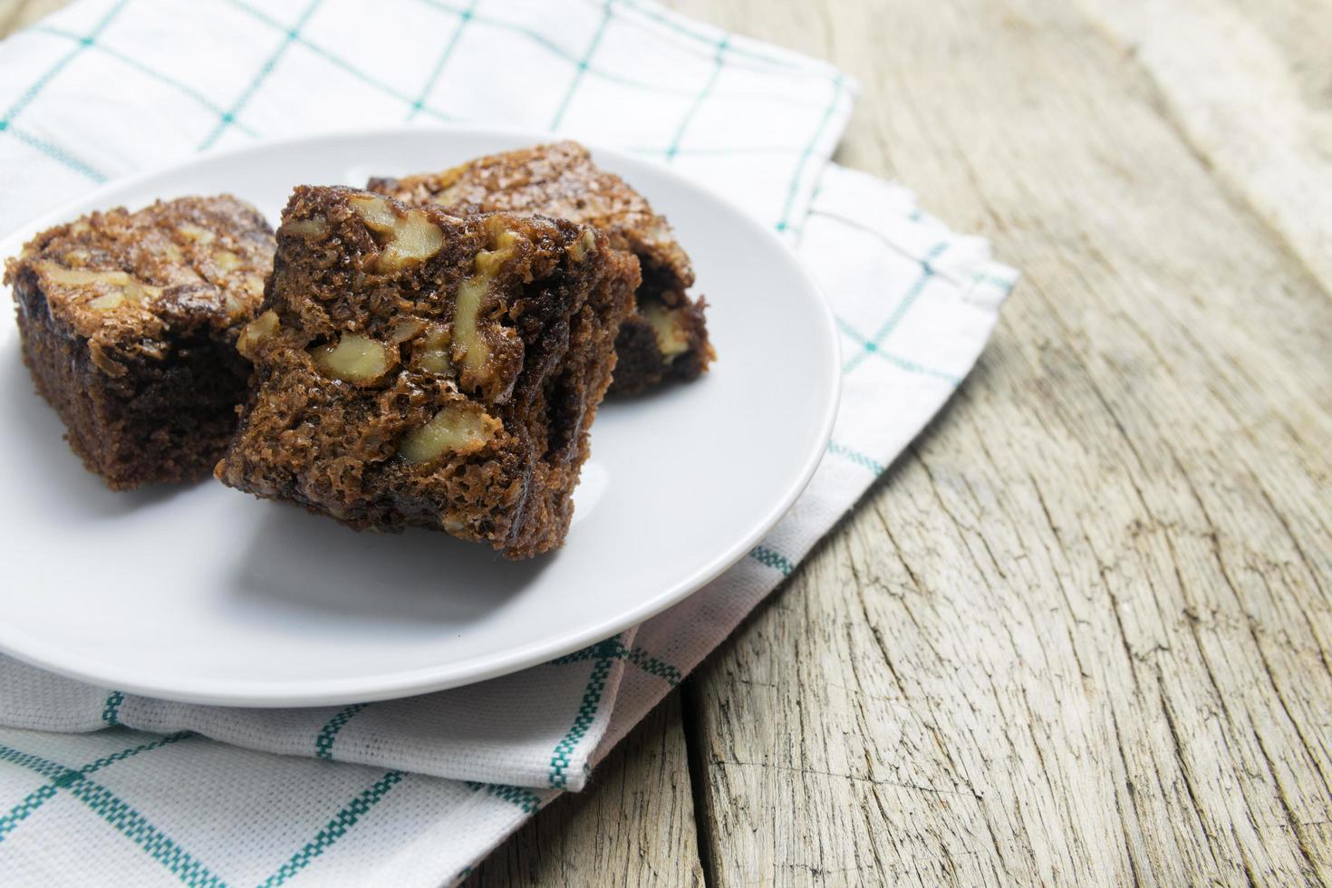 pastel de brownie de chocolate en una mesa de madera foto