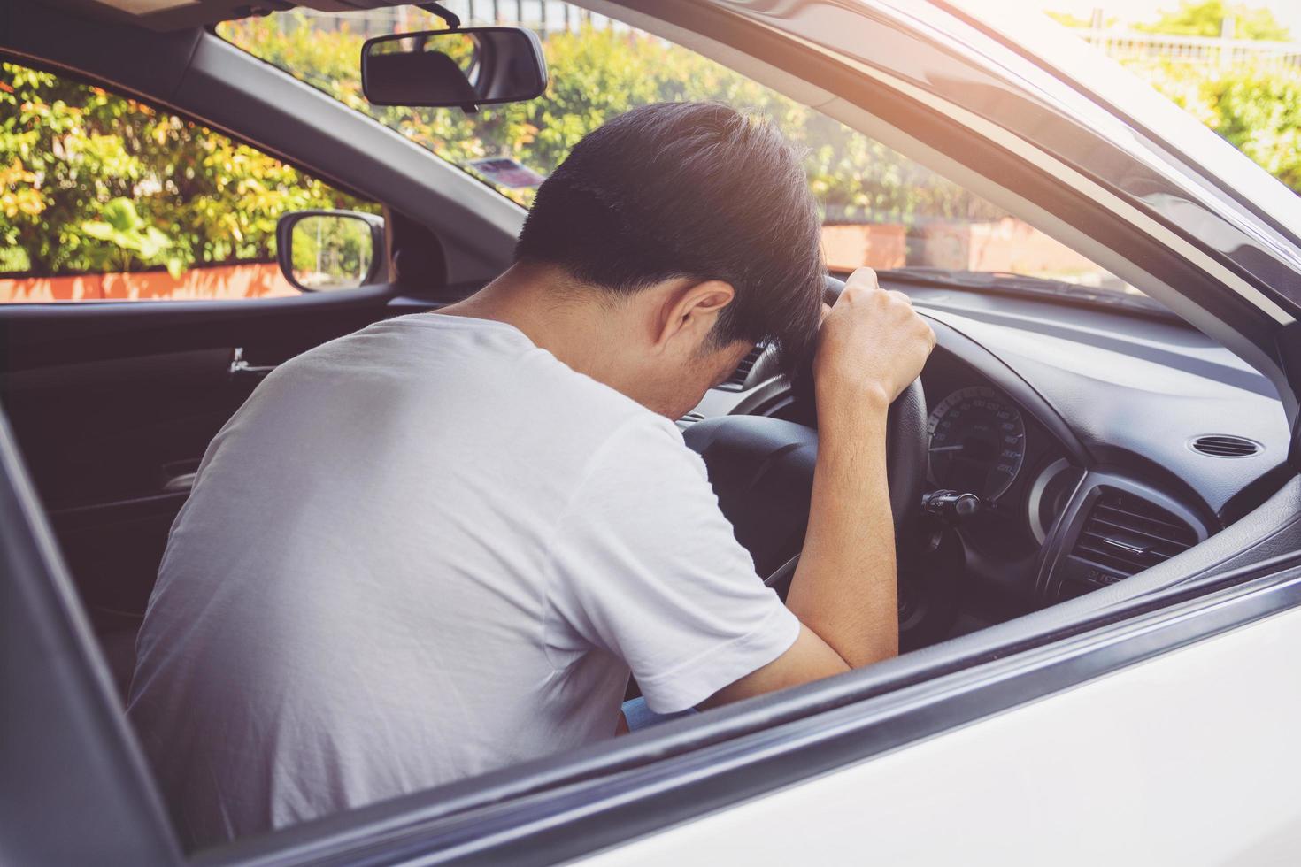 hombre sintiéndose mal después de un accidente automovilístico foto