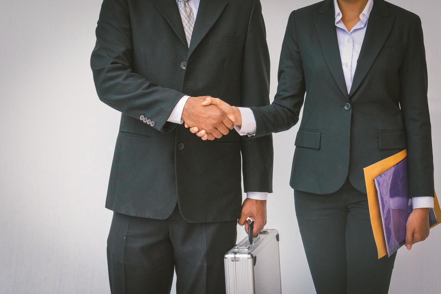 concepto de reunión de asociación empresarial. imagen del apretón de manos de los hombres de negocios. foto