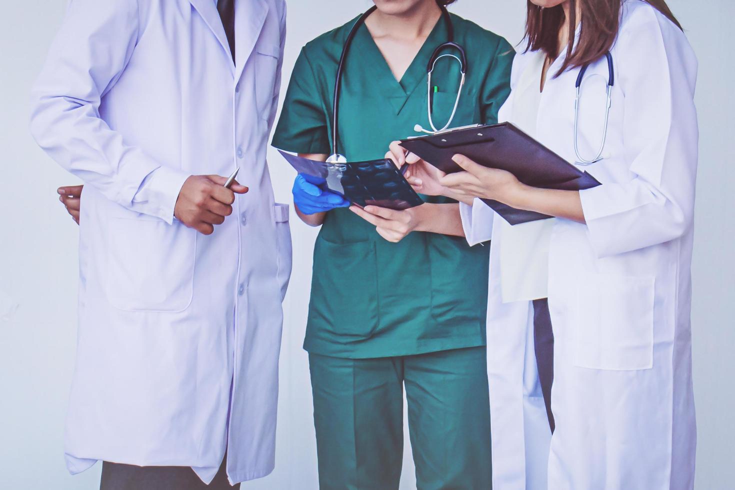 médico y enfermera revisando la información del paciente en un dispositivo de tableta foto