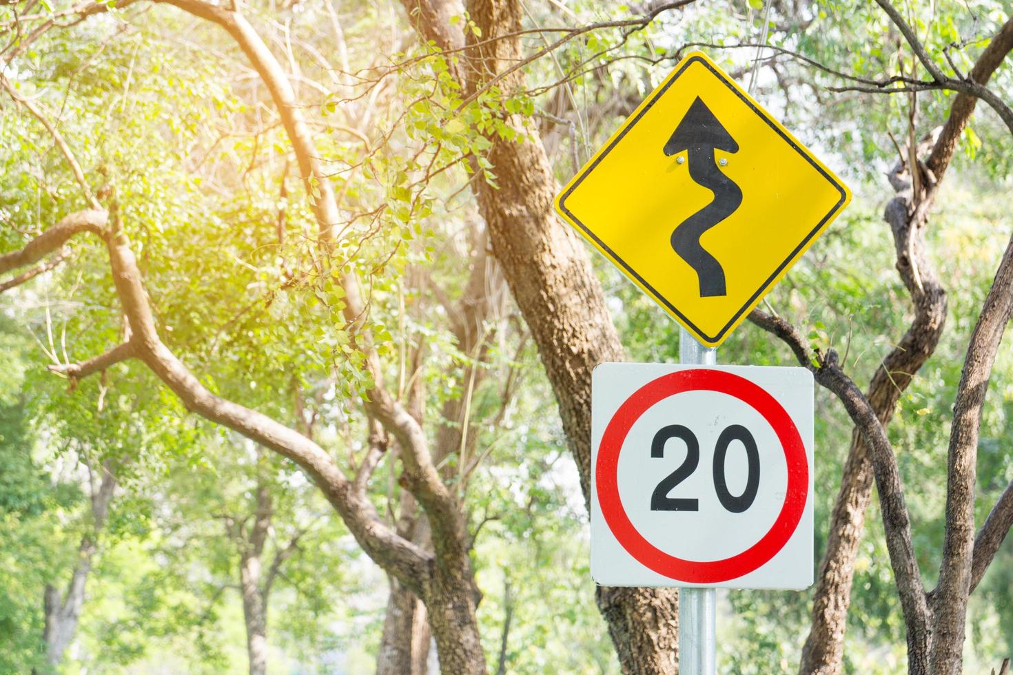 placa de advertencia para conducir en la carretera foto