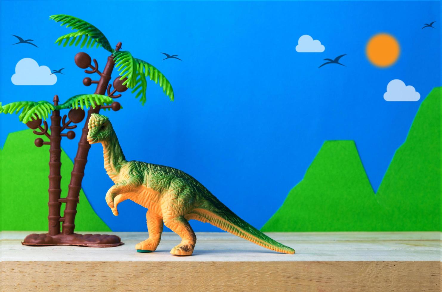 modelo de juguete de dinosaurio pachycephalosaurus sobre fondo de modelos salvajes foto