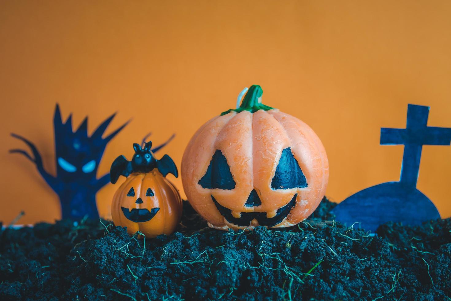 calabazas de halloween en el suelo foto