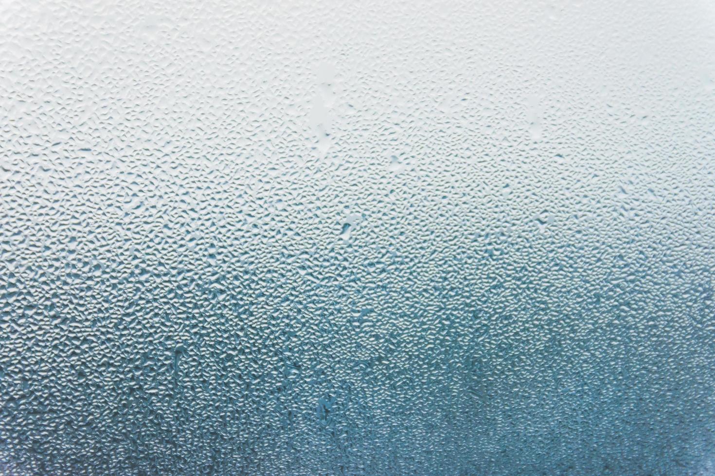 gotas de agua en el cristal de la ventana foto