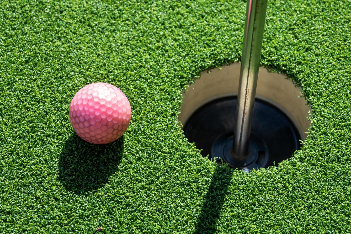 pelota de golf sobre césped artificial. foto