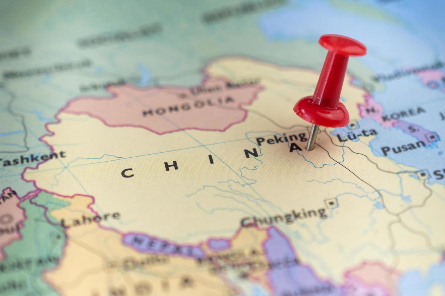 chincheta marcando la ubicación en el mapa de china foto