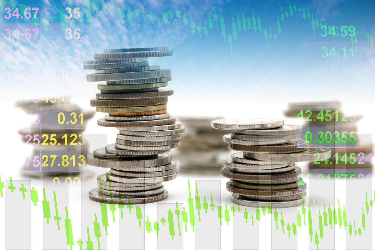 doble exposición de la pila de monedas con gráfico financiero, idea de concepto financiero y de negocios foto