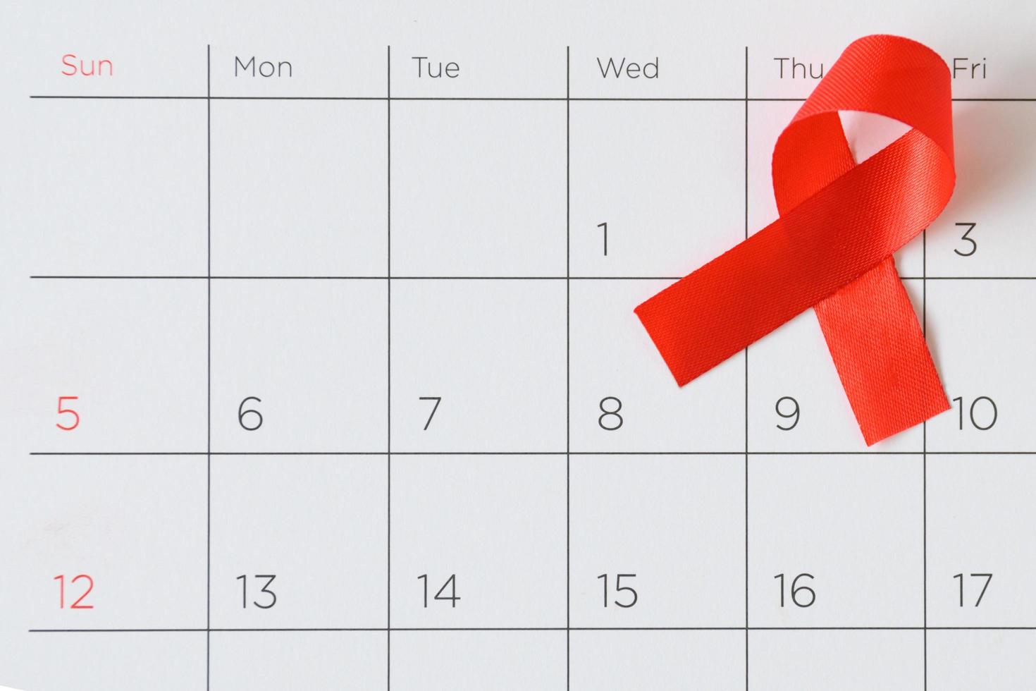 concepto del día mundial del sida, cinta roja la fecha 1 de diciembre foto