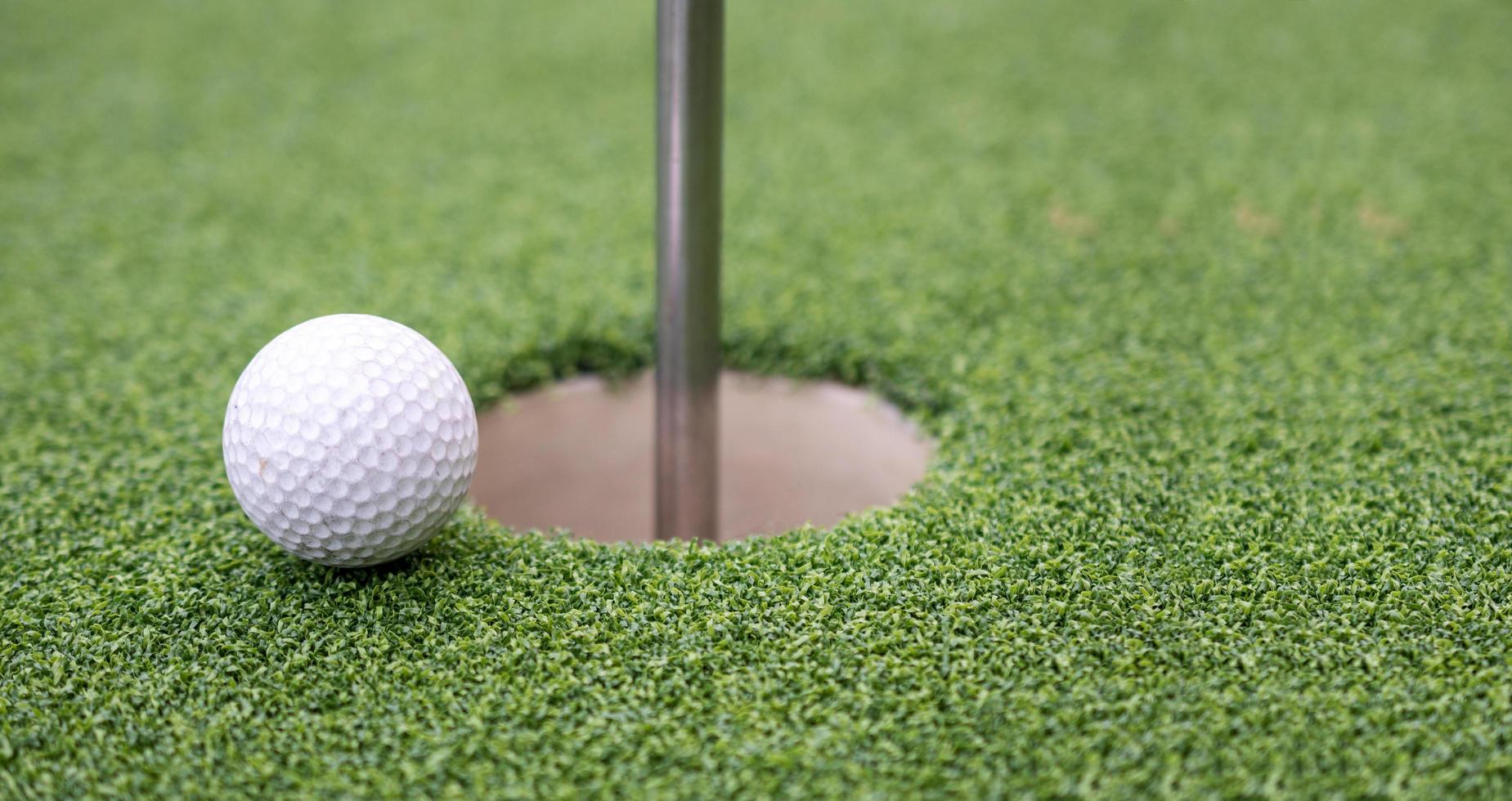 pelota de golf sobre césped artificial. foto
