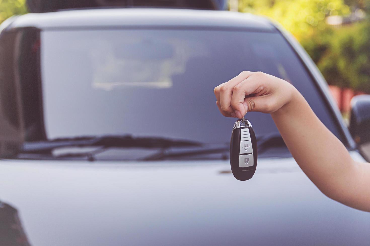 primer plano de la mano de un niño sosteniendo la llave del auto foto