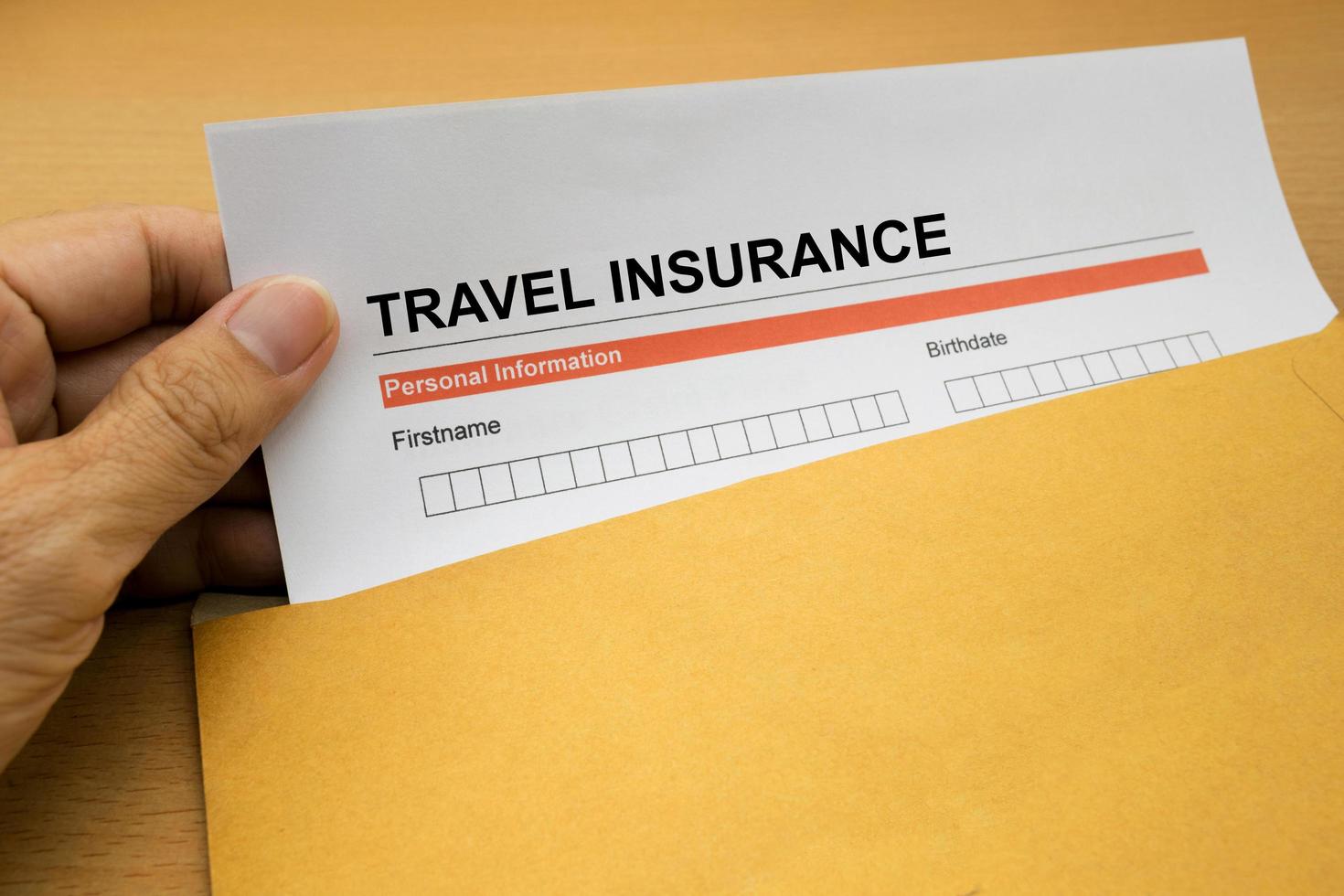 formulario de solicitud de seguro de viaje en sobre marrón foto