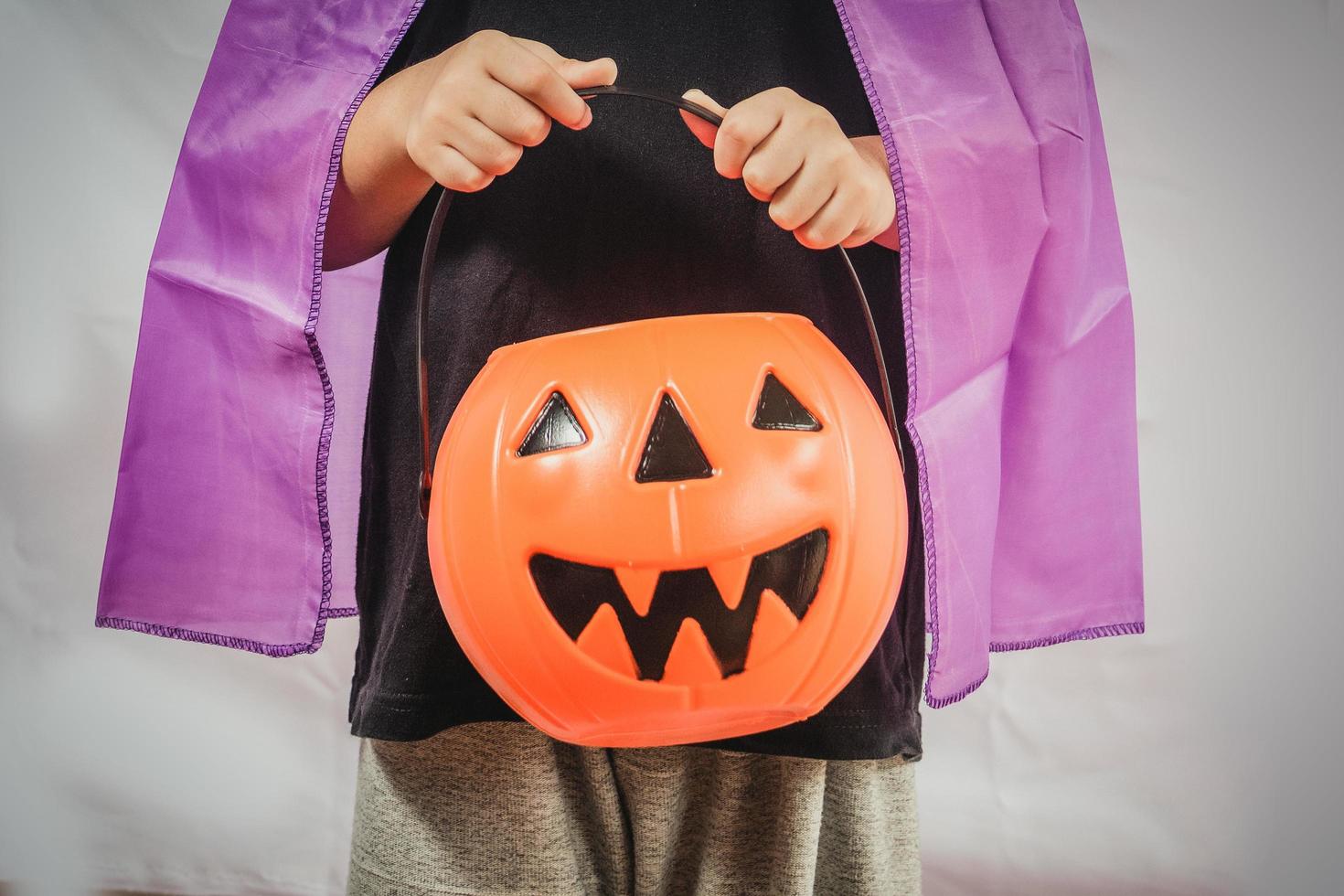 hermosa niña bruja con calabaza foto