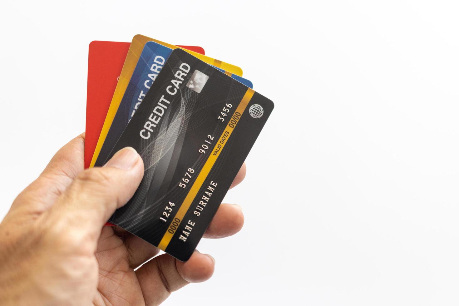 mano que sostiene la tarjeta de crédito aislada en blanco foto