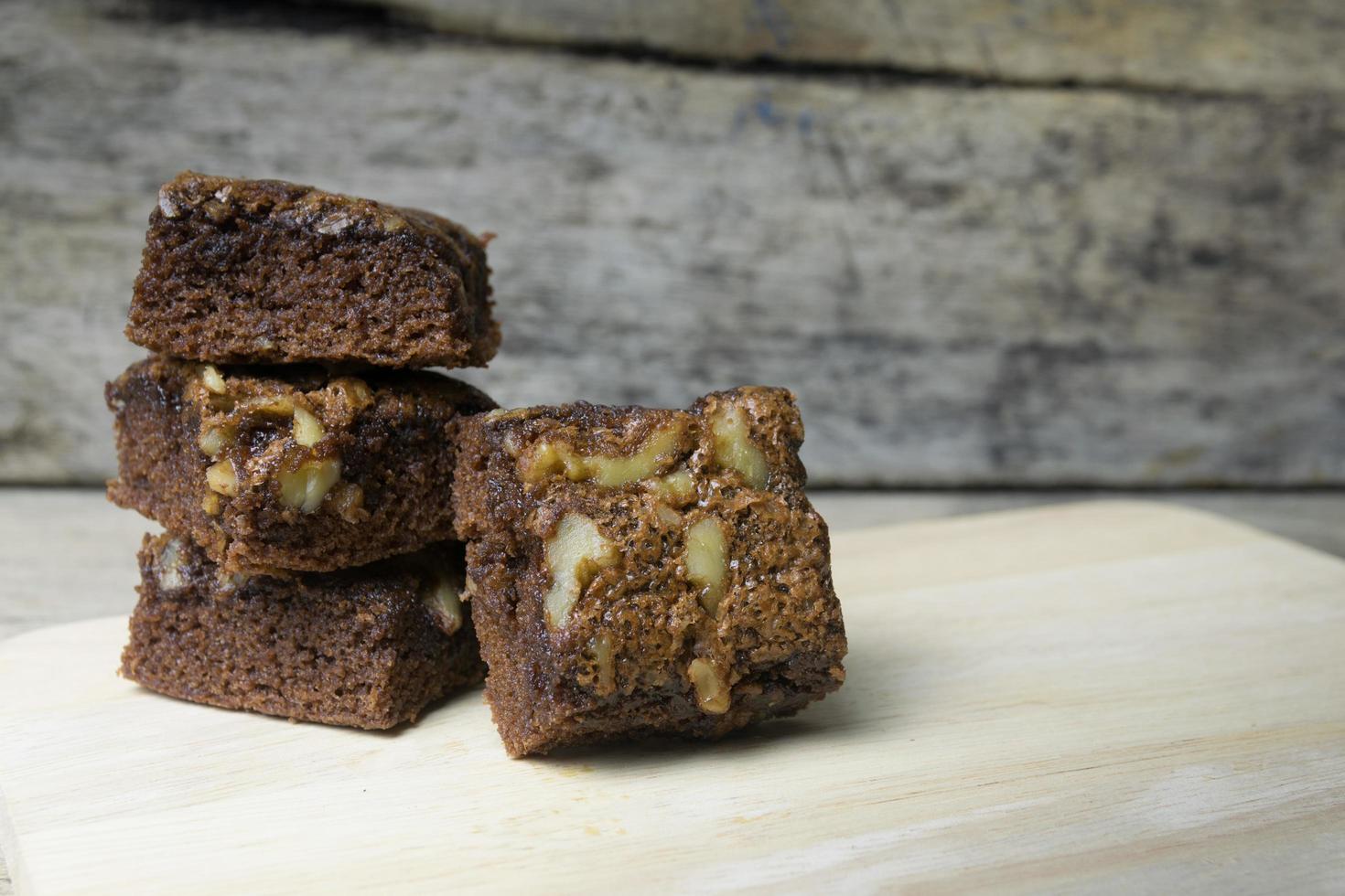 pastel de brownie de chocolate en una mesa de madera foto