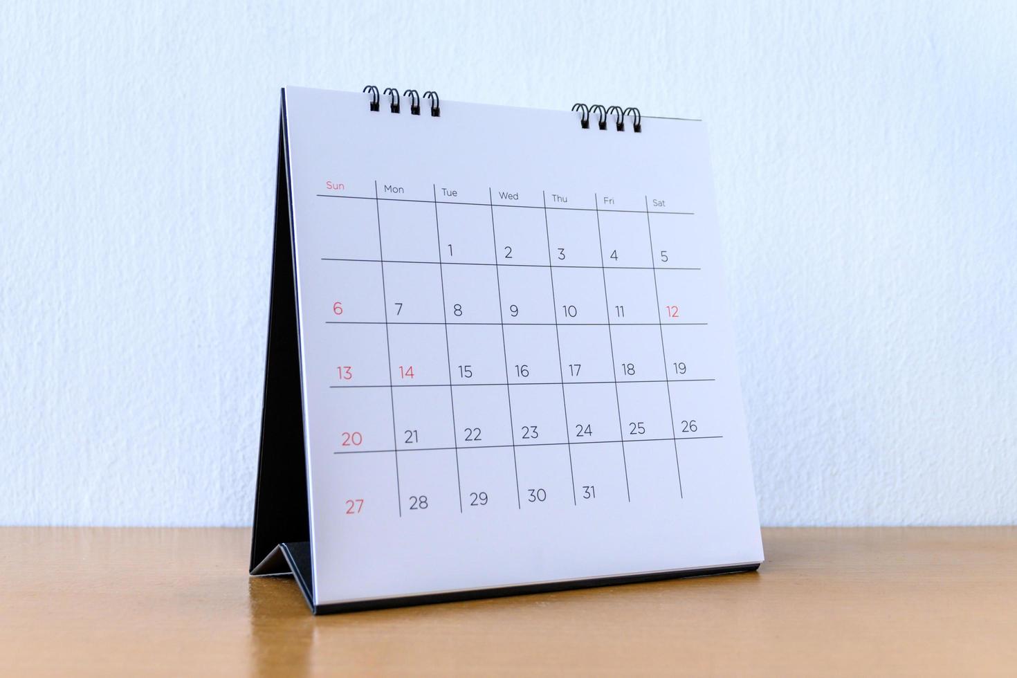 calendario genérico con días en mesa de madera foto