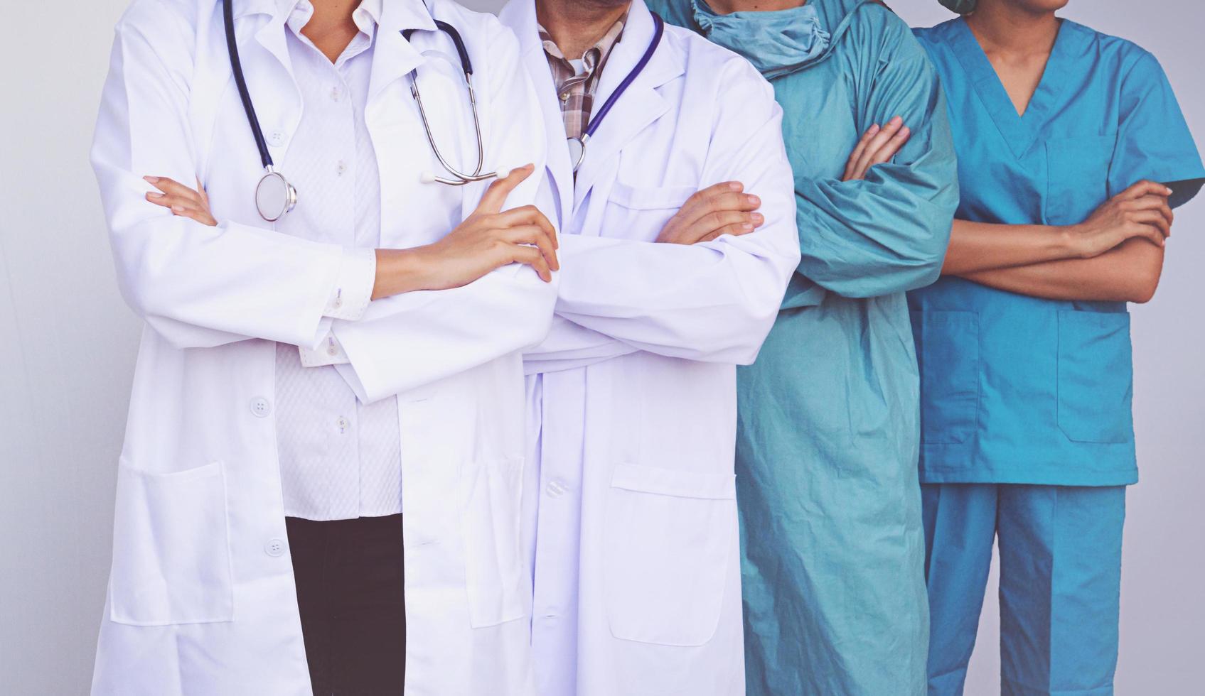 médicos y enfermeras coordinan las manos. concepto de trabajo en equipo foto