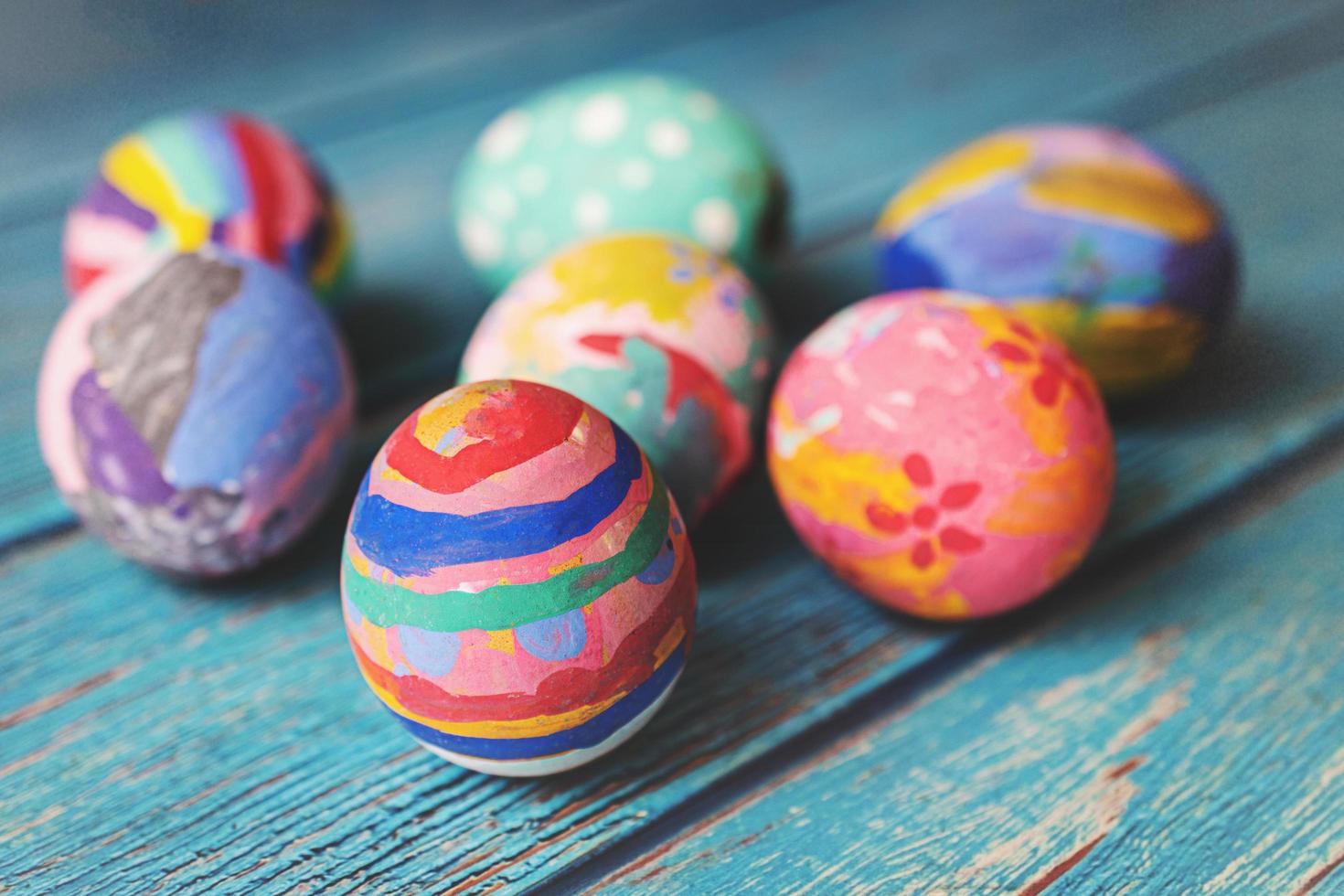 coloridos huevos de pascua en la mesa. concepto de vacaciones festivas de pascua. foto