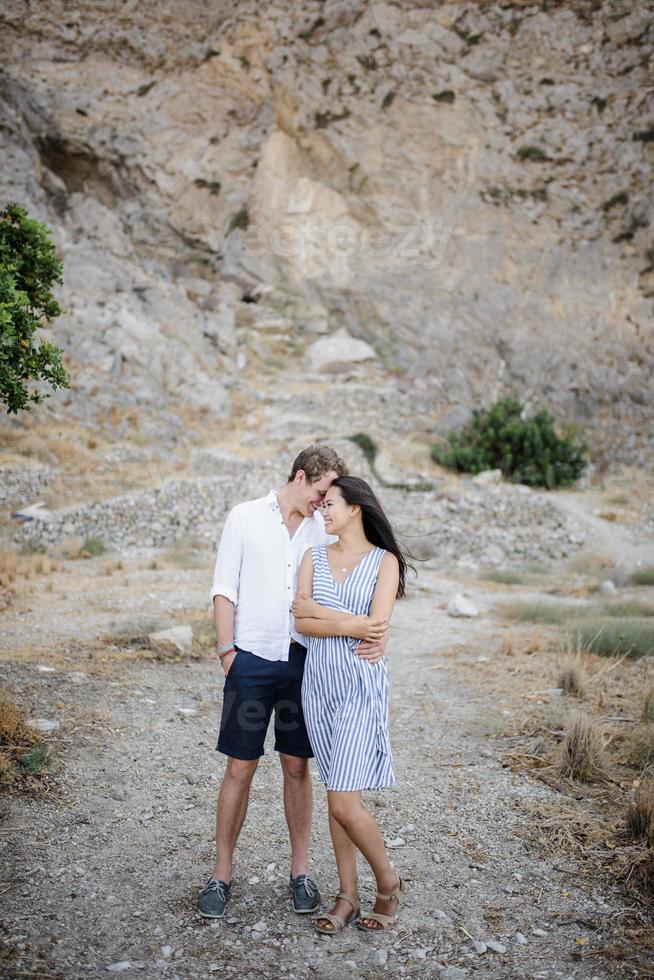 pareja joven caminando en las montañas foto