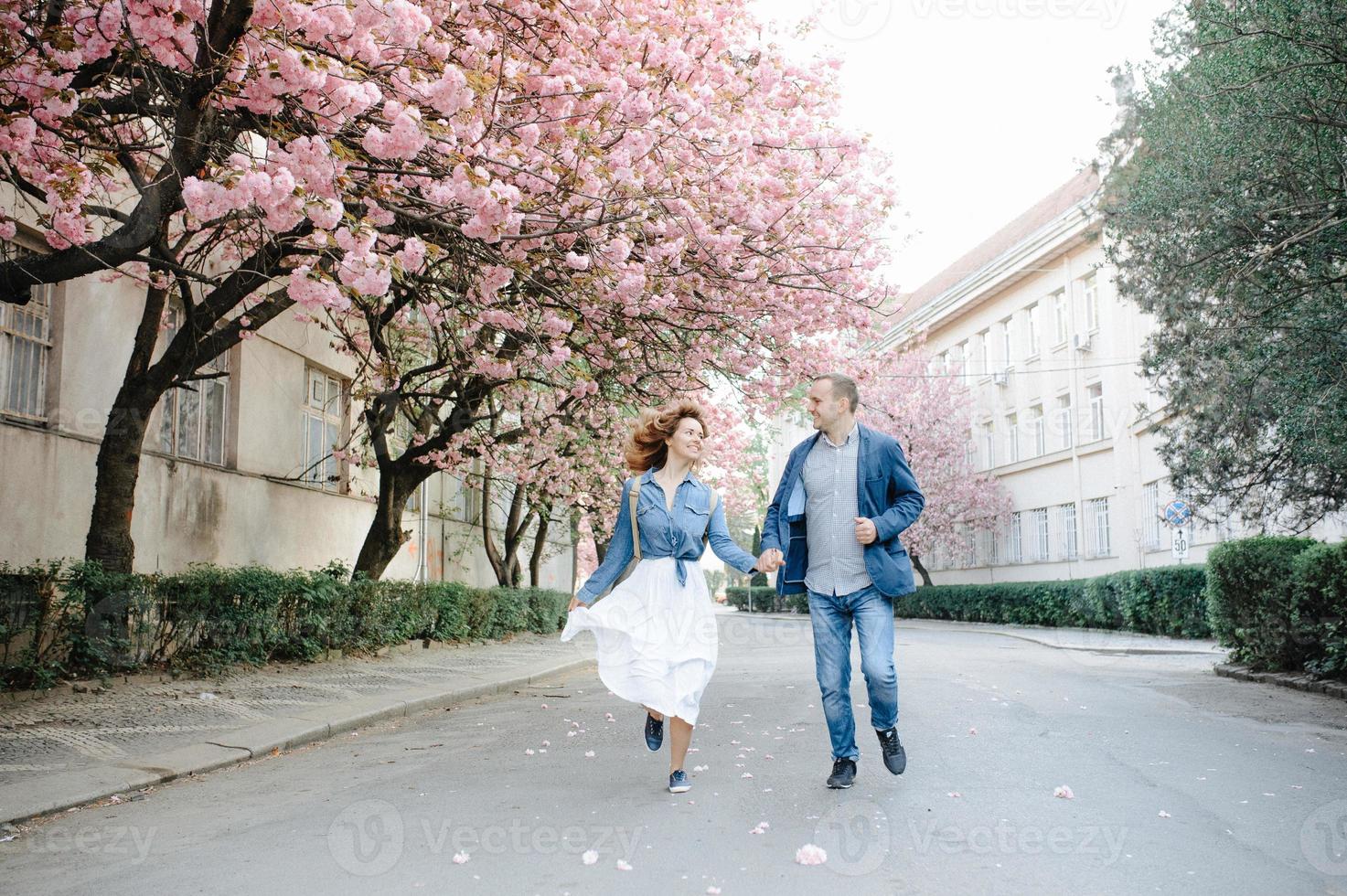 pareja enamorada en un floreciente huerto de manzanas sobre la manta foto