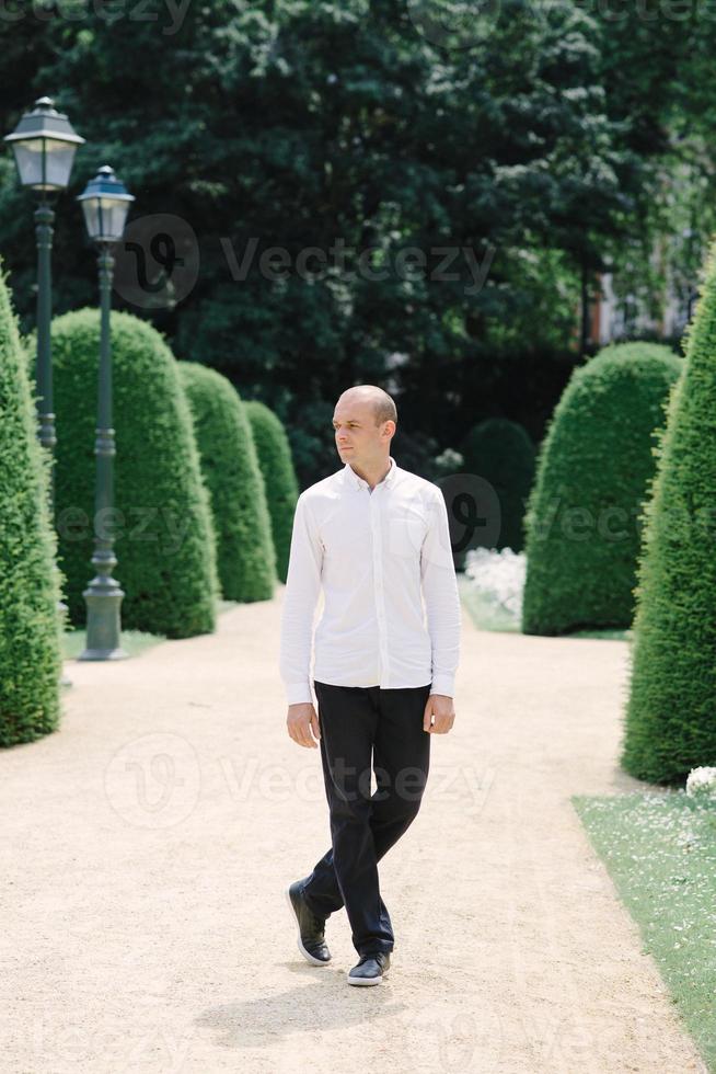 hombre de mediana edad trotando en el parque foto