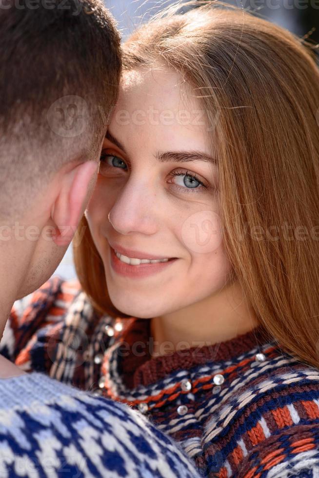 retrato de moda al aire libre de una joven pareja sensual en un clima frío de invierno. amor y beso foto