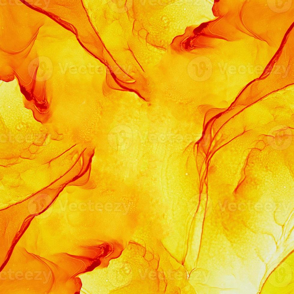 textura de aire de tinta de alcohol. fondo abstracto amarillo, naranja con brillos dorados. flujo translúcido abstracto. arte fluido moderno para envolver, empapelar foto