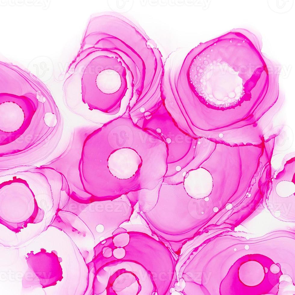 textura de rosas de tinta de alcohol. fondo abstracto de neón rosa con flores. flujo floral translúcido abstracto. diseño de arte de peonía carmesí fluido moderno foto