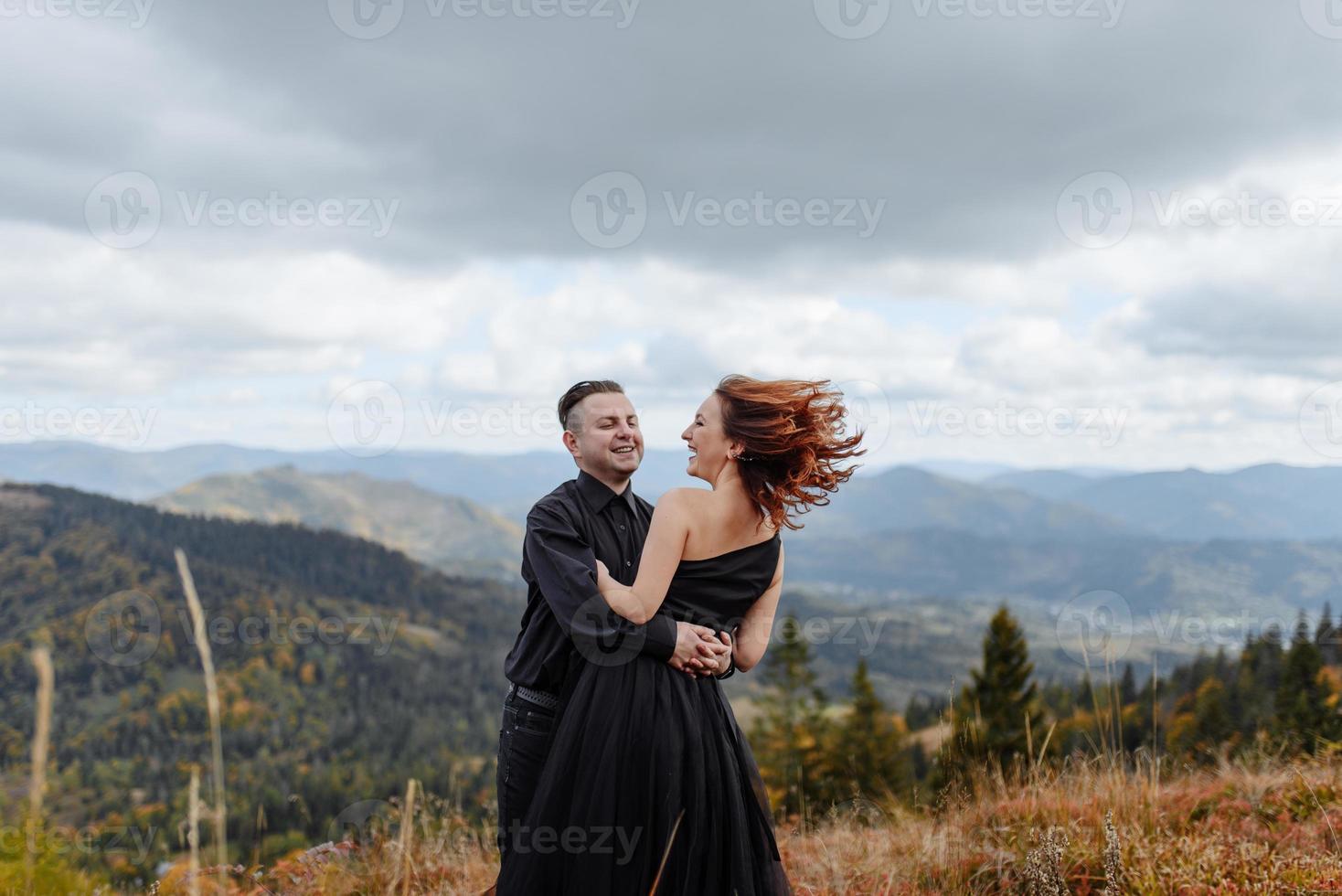 pareja de novios sobre un fondo de montañas de otoño. foto