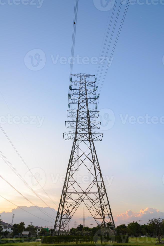 sistema de pilón de electricidad de alto voltaje, líneas eléctricas de transmisión de electricidad al atardecer foto